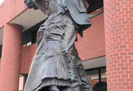 Sculpture of a dancing couple.